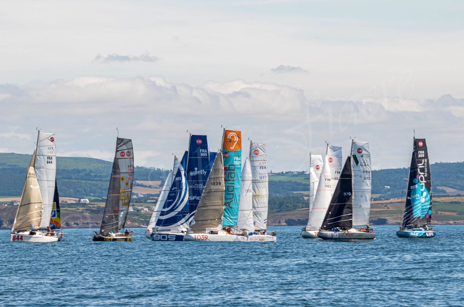 vue éloignée groupe bateau au départ