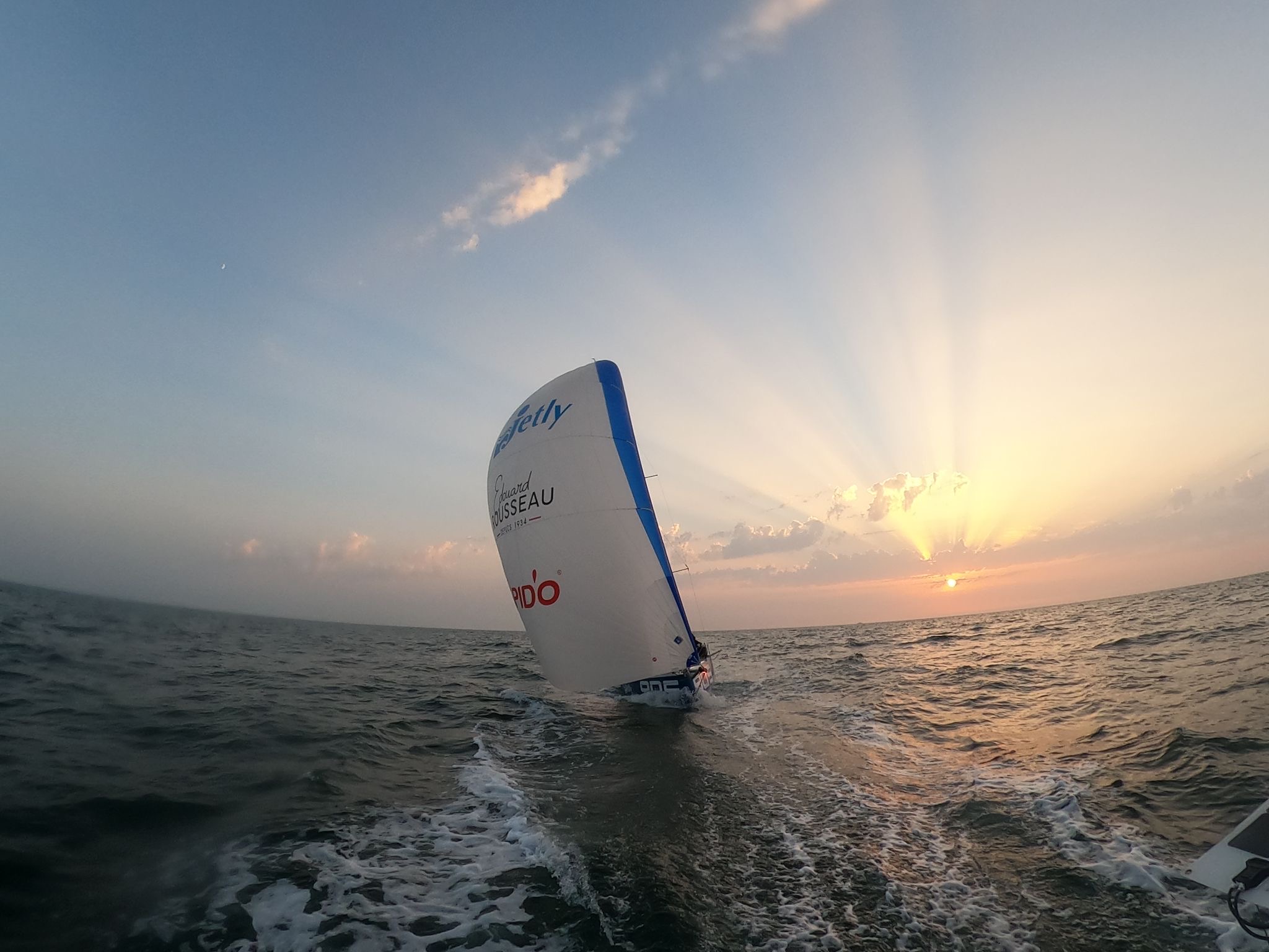 bateau jetly voile gonflée avec soleil couchant en arrière plan
