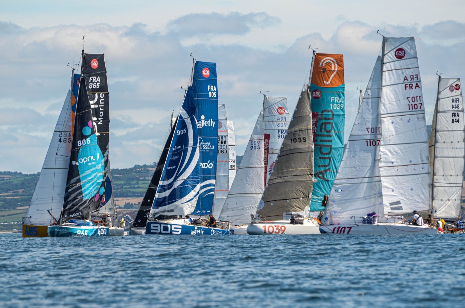 vue rapprochée groupe bateau au départ